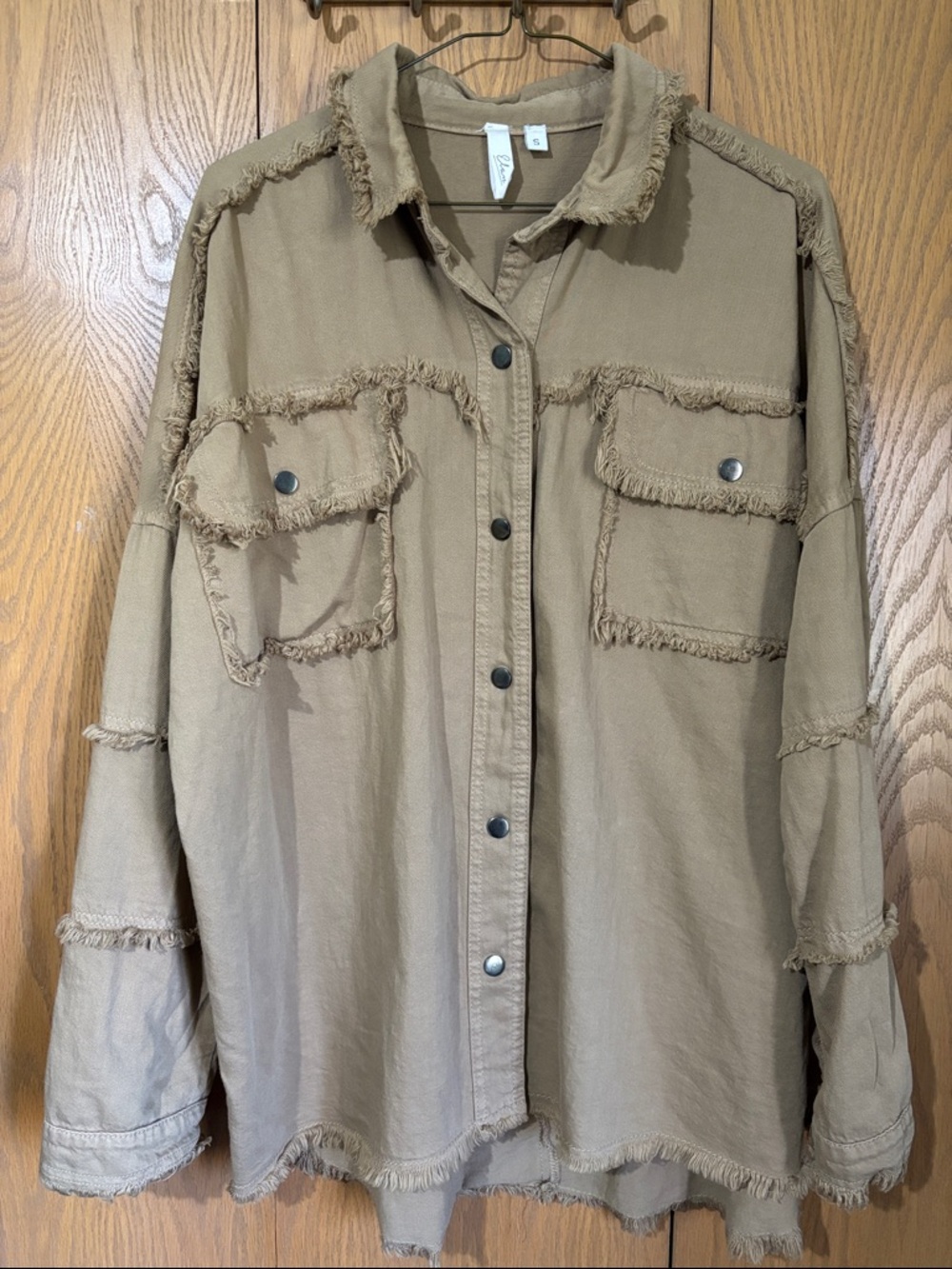 Elan Frayed Hem Utility Shacket in Khaki small snaps oversized